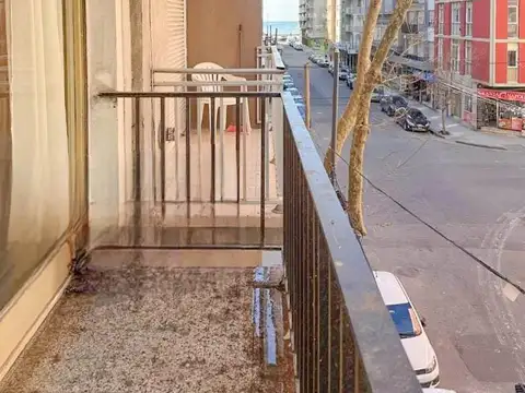 Departamento de dos ambientes a la calle con balcón