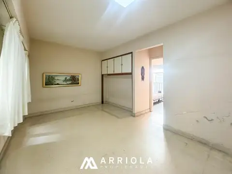 Departamento de dos ambientes a la calle con balcón