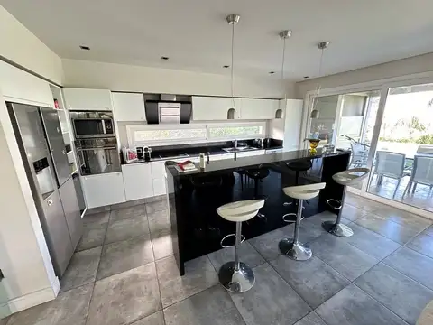 Casa en Alquiler con 1 cochera