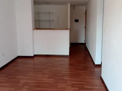 11 entre 42 y 43   Dormitorio con placard. Cochera. Excelente Ubicación
