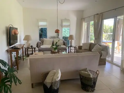 Casa en Venta con 3 cocheras