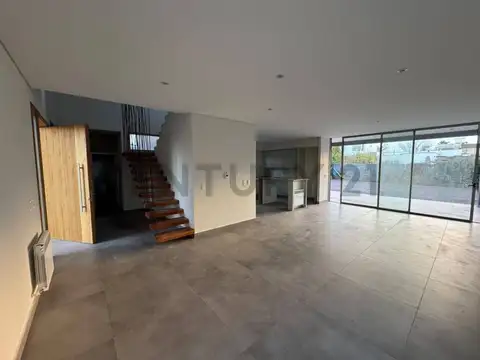Casa en Alquiler en Luzuriaga, $ 1.950.000