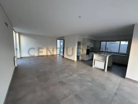 Casa en Alquiler con 2 cocheras
