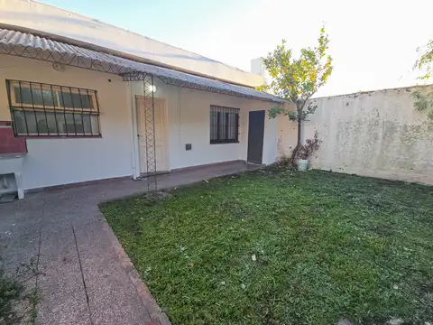 PH casa 2 amb. con parque - San Juan y Necochea