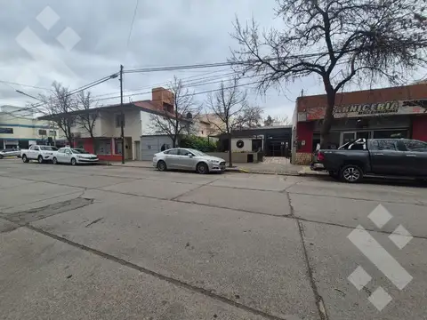 Alquiler local comercial con cochera zona centro de Cipolletti