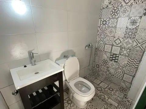 VENTA DE  CASA  CON PILETA Y LOCAL COMERCIAL