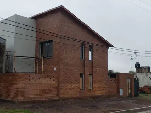 Departamentos duplex en Serodino con patio y balcón
