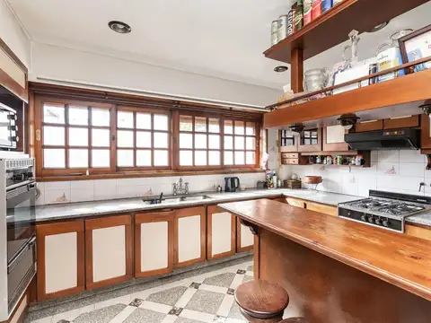 Casa 6 ambientes con 5 baños