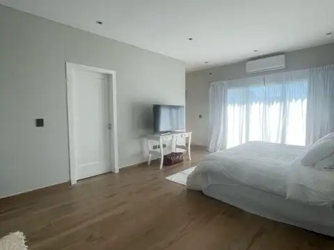 Casa 7 ambientes con 4 baños