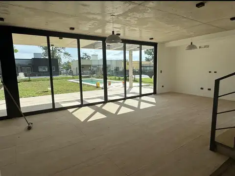 Casa 5 ambientes con 3 baños