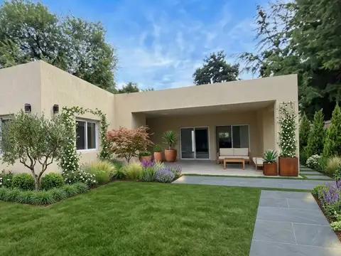 Casa 4 ambientes con 2 baños