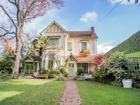 Casa 8 ambientes con 4 baños