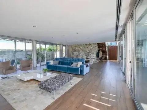 CASA DE GRAN CATEGORÍA SOBRE DOBLE LOTE EN LOMAS DE CITY BELL