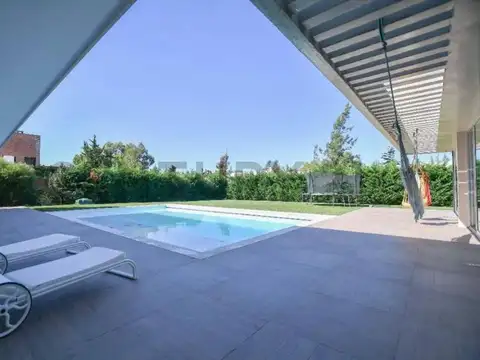 CASA DE GRAN CATEGORÍA SOBRE DOBLE LOTE EN LOMAS DE CITY BELL