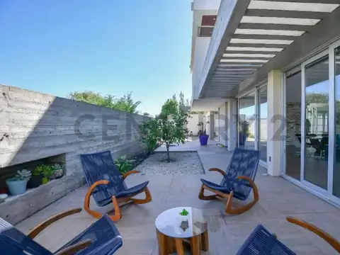 Casa 7 ambientes con 5 baños