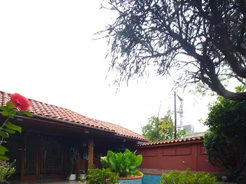 Casa 9 ambientes con 2 baños