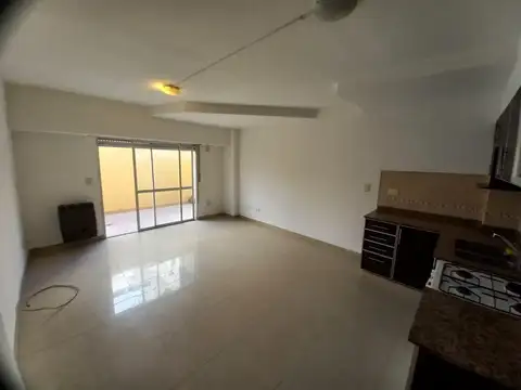 Alquiler Departamento 2 ambientes, 2 patios. Gastos incluidos. Monte Castro