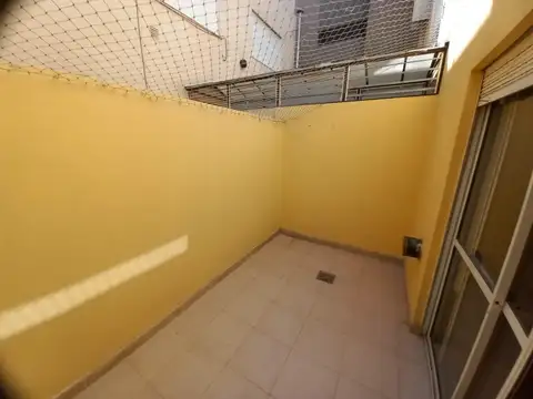 Alquiler Departamento 2 ambientes, 2 patios. Gastos incluidos. Monte Castro
