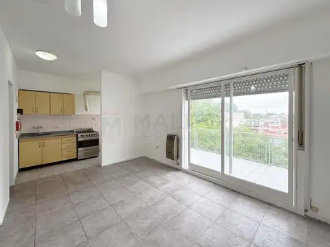 EXCELENTE MONOAMBIENTE CON GRAN BALCÓN