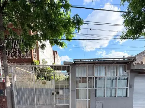 Casa 3 dormi, con galpon y local al frente