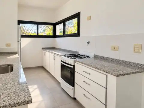 Casa en Alquiler con 2 cocheras