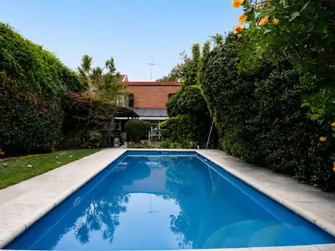 VENTA CASA 5 AMBIENTES  COGHLAN PILETA