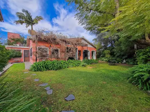 VENTA DE CASA DE ESTILO CLÁSICO, IMPECABLE EN CITY BELL.