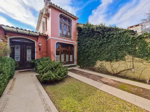 Casa 7 ambientes con 2 baños