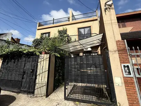 Duplex 3 amb. con garaje, patio y terraza en Villa Luzuriaga