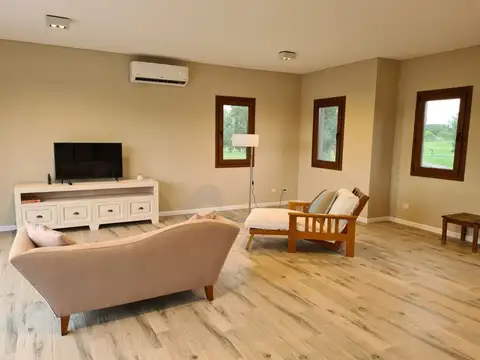 Casa en Alquiler con 2 cocheras