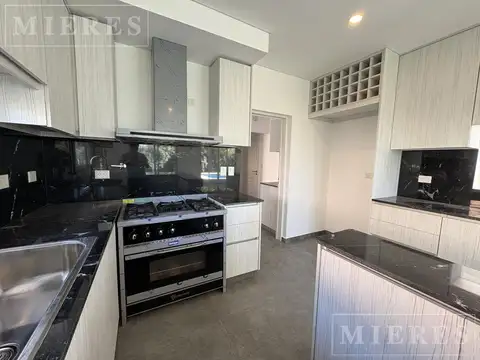Casa 6 ambientes con 4 baños