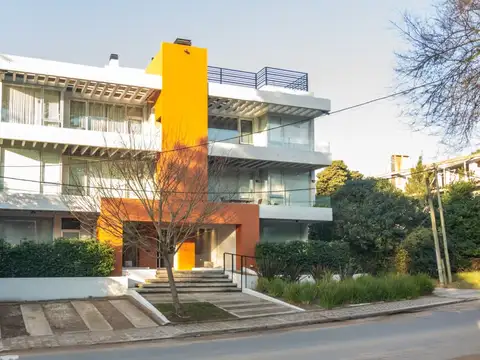 Departamento de 3 ambientes en duplex con cochera y terrazas - Pinamar Centro U.F 10