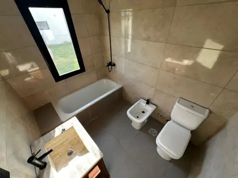 Casa 4 ambientes con 3 baños