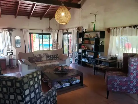 Casa 4 ambientes con 2 baños