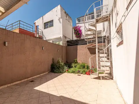 CASA 5 AMB EN VENTA CON PATIO TERRAZA COCHERA