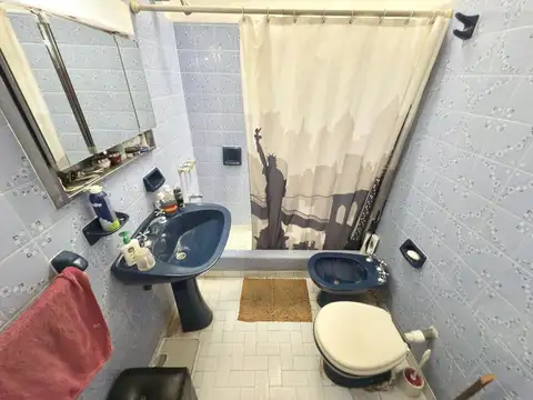Casa en planta baja a reciclar con amplio lote.