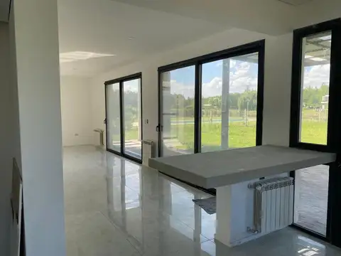 Casa en Venta con 3 cocheras