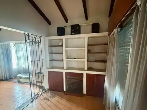 Casa 6 ambientes con 2 baños