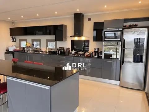 Casa en Venta con 4 cocheras