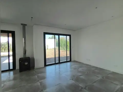 Casa 4 ambientes con 2 baños