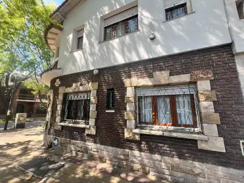 Casa 7 ambientes con 2 baños