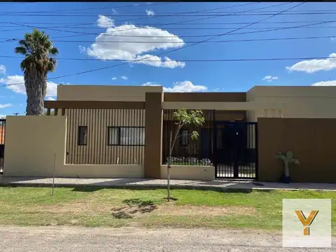 Casa en venta - 3 Dormitorios 3 Baños - Cocheras - 833Mts2 - Alsina