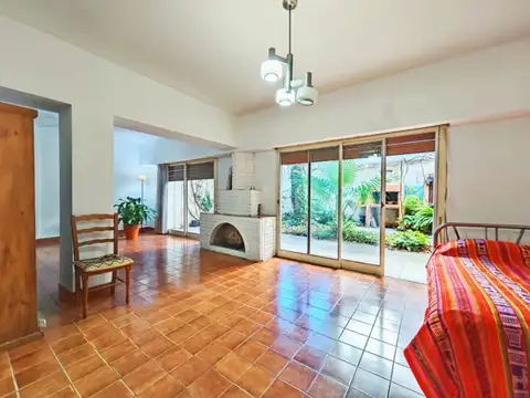 Casa con Jardín, Garaje, Terraza y Parrilla en Villa del Parque lista para mudarse!
