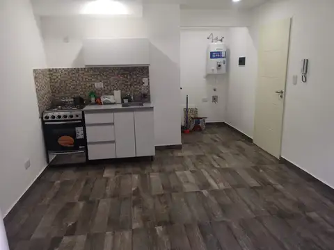 Impecable monoambiente con balcon. Excelente ubicacion: Pedernera 325, Lomas de Zamora