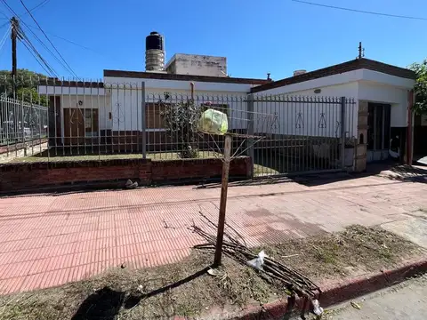CASA 2 DORMITORIOS + DEPARTAMENTO ALBERDI