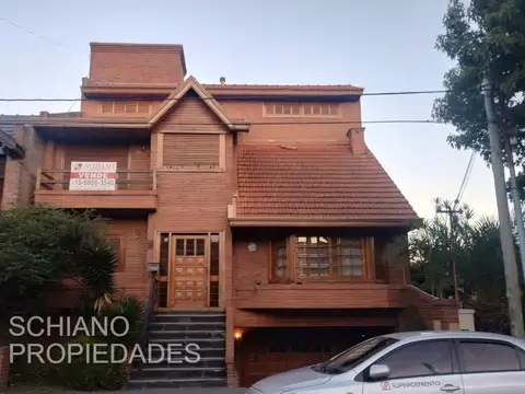 MAGNIFICO CHALET EN TRES PLANTAS . DETALLES DE CATEGORIA. BARRIO PARQUE BERNAL.NUEVO PRECIO.