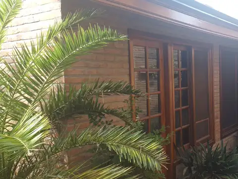 MAGNIFICO CHALET EN TRES PLANTAS . DETALLES DE CATEGORIA. BARRIO PARQUE BERNAL.NUEVO PRECIO.