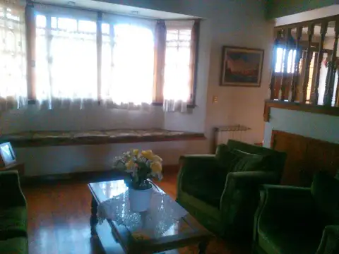 MAGNIFICO CHALET EN TRES PLANTAS . DETALLES DE CATEGORIA. BARRIO PARQUE BERNAL.NUEVO PRECIO.