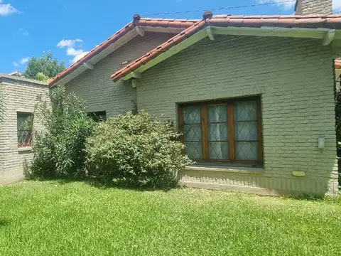 EN VENTA EN CIUDAD JARDIN HERMOSO CHALET DE 5 AMBIENTES 4 BAÑOS A NUEVO - FICHA 10183