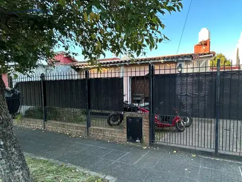 VENTA CASA 3 AMBIENTES CON COCHERA Y PATIO – VILLA ADELINA - APTO CREDITO